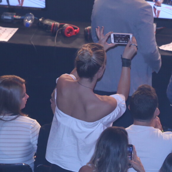 Paolla Oliveira troca beijos com o namorado, Papinha, em evento de UFC. Fotos foram feitas na noite de sábado, 03 de junho de 2017