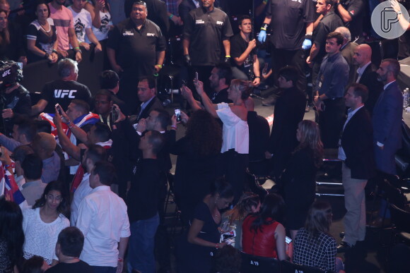 Paolla Oliveira troca beijos com o namorado, Papinha, em evento de UFC. Fotos foram feitas na noite de sábado, 03 de junho de 2017