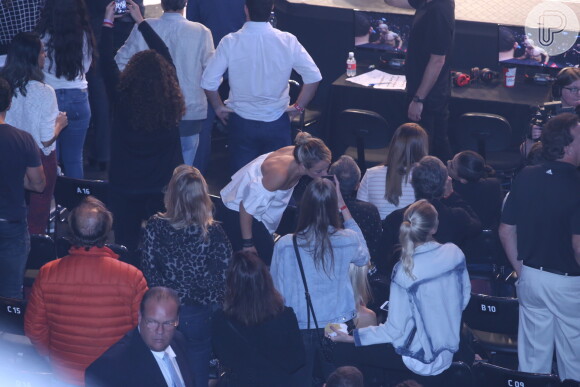 Paolla Oliveira troca beijos com o namorado, Papinha, em evento de UFC. Fotos foram feitas na noite de sábado, 03 de junho de 2017