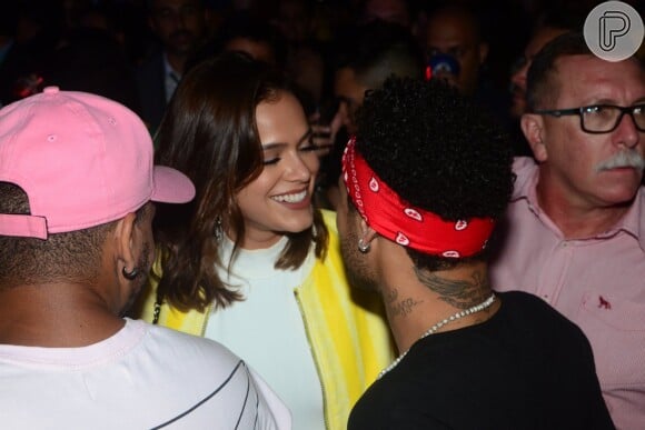 Bruna Marquezine avisa que está indo encontrar Neymar