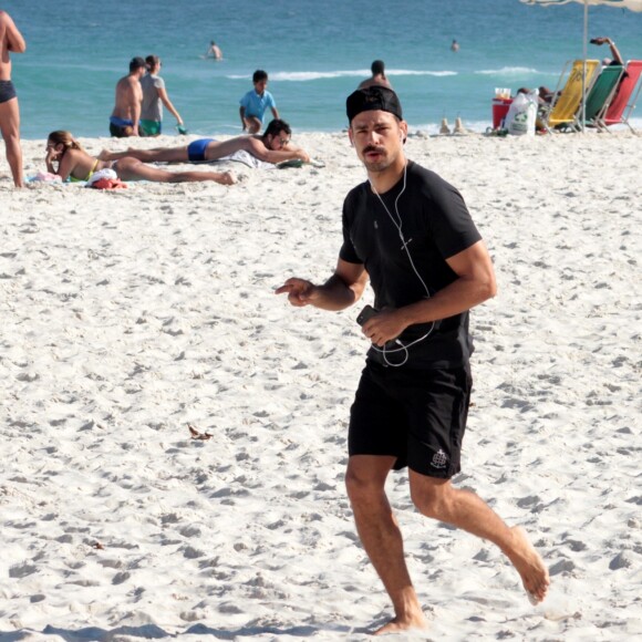 Cauã Reymond não abriu mão dos exercícios físicos no domingo