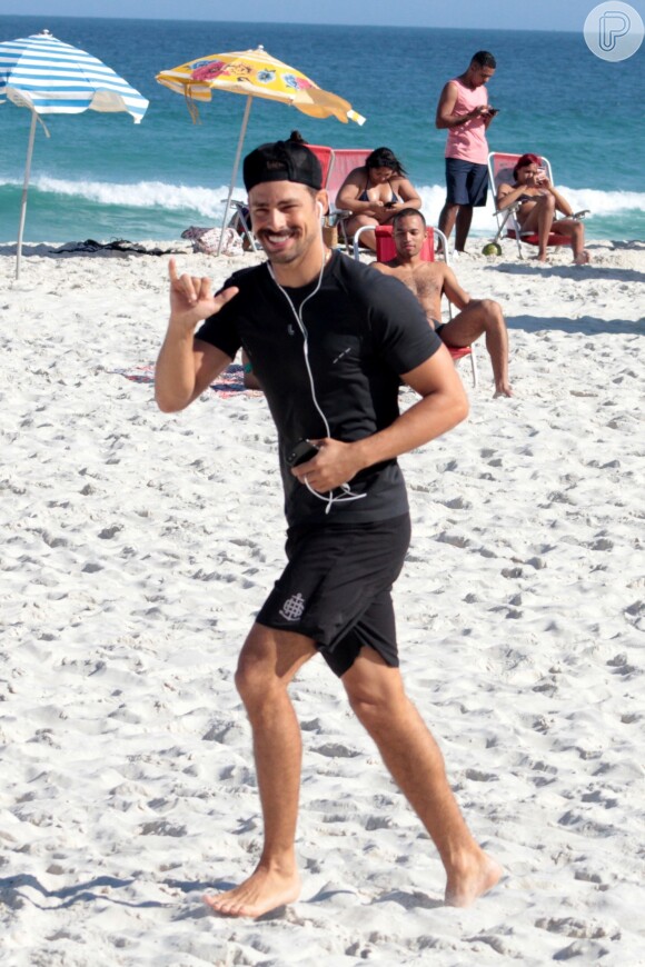 Cauã Reymond acena para paparazzi ao correr em praia da Barra da Tijuca, no Rio de Janeiro, em 4 de junho de 2017