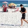 Cauã Reymond se exercita sozinho em praia do Rio