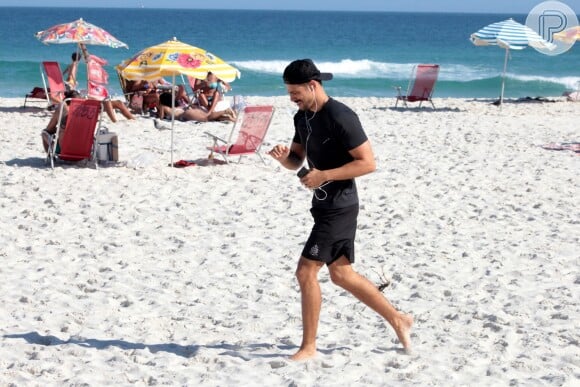 Cauã Reymond se exercita sozinho em praia do Rio