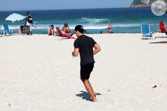Cauã Reymond é fotografado praticando corrida em praia do Rio de Janeiro