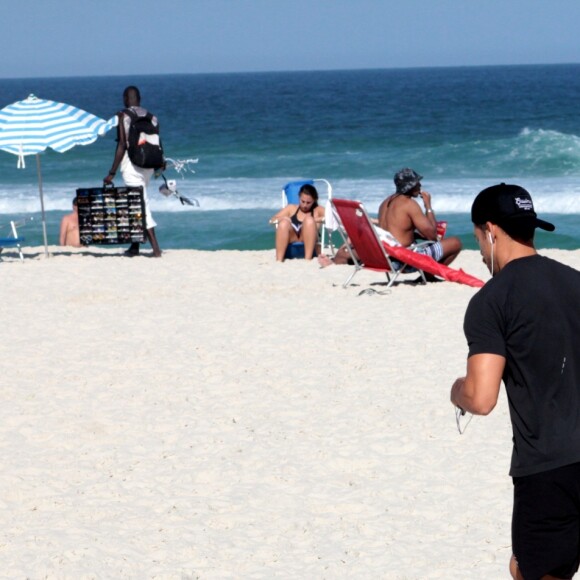 Cauã Reymond é fotografado praticando corrida em praia do Rio de Janeiro