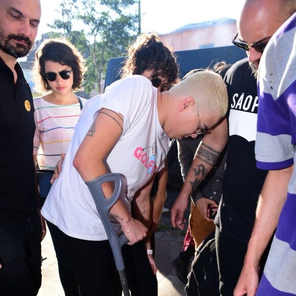 Maria Gadú chega de muletas à manifestação a favor das Diretas Já, em São Paulo