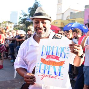 Ailton Graça segura cartas a favor das Diretas Já durante protesto em São Paulo