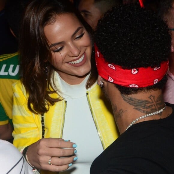 'Te esperando ansiosamente. Vem logo!', disse Neymar para Bruna Marquezine no Instagram