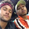Neymar mudou o visual e exibiu o cabelo cacheado ao assistir jogo de basquete com Lewis Hamilton, no último domingo, 4 de junho de 2017