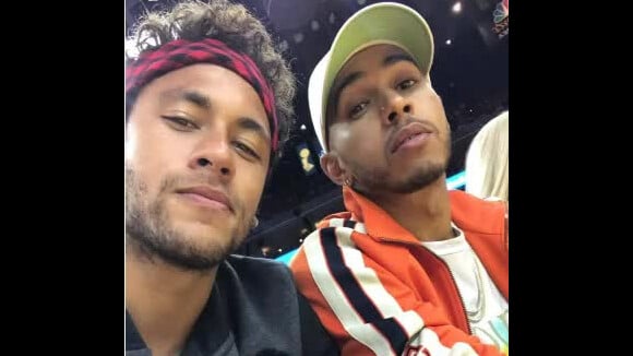 Neymar assiste jogo de basquete com Lewis Hamilton e exibe look cacheado. Vídeo!
