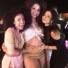 Barrigão de grávida de Juliana Alves, à mostra no look, é paparicado por atrizes