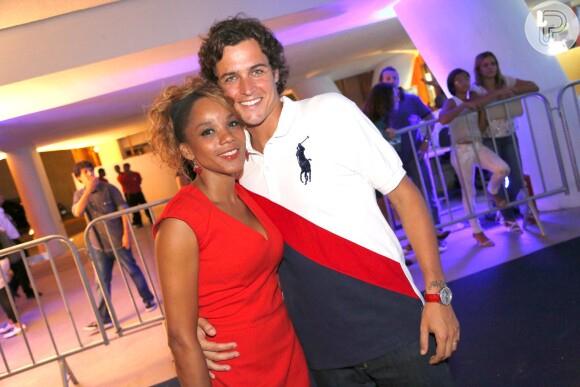 Aparecida Petrowky e o marido, Felipe Dylon, na pré-estreia de 'Noé', no Cinépolis Lagoon, na Lagoa, Zona Sul do Rio de Janeiro, na noite desta quinta-feira, 20 de março de 2014