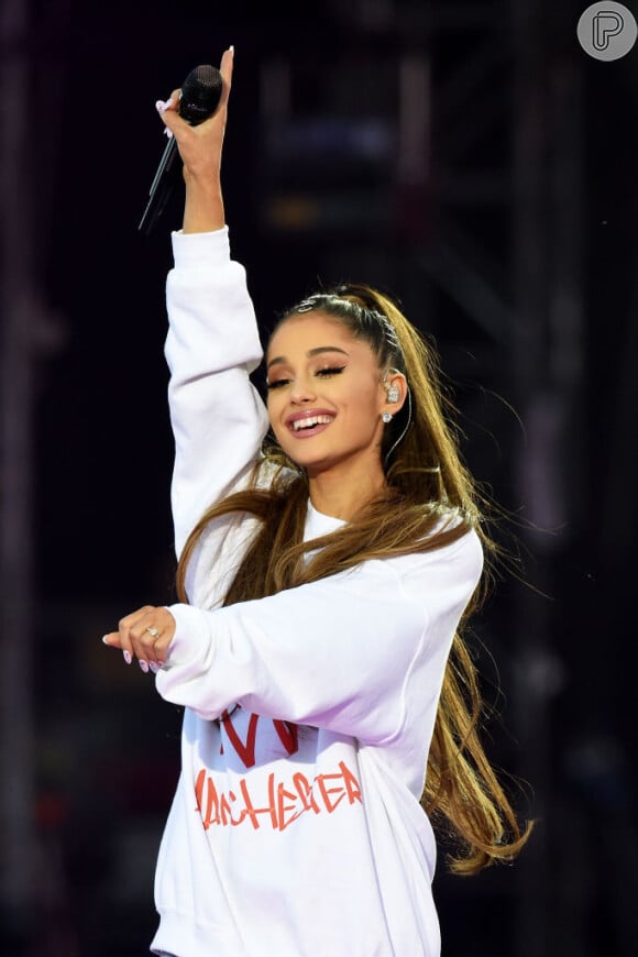Ariana Grande homenageou as vítimas do atentado terrorista que aconteceu em seu show, no último dia 22, em Manchester, na Inglaterra