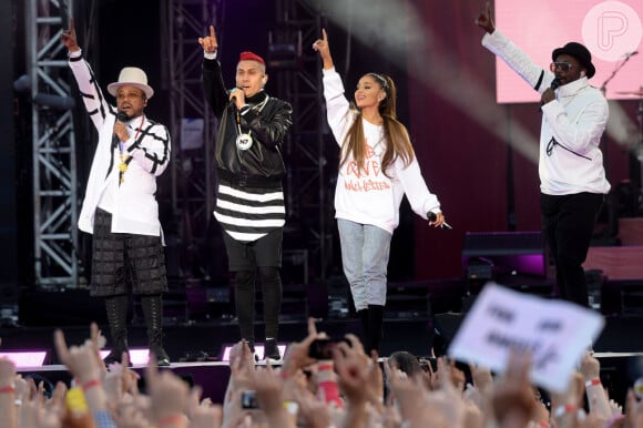 Ariana Grande se juntou a Miley Cyrus, Justin Bieber, Black And Peas, entre outros famosos no megashow One Love Manchester, neste domingo, 4 de junho de 2017