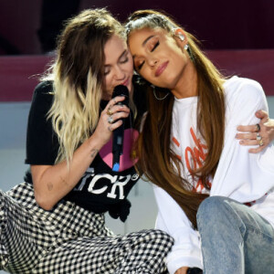 Ariana Grande se emocionou ao cantar ao lado da amiga, Miley Cyrus