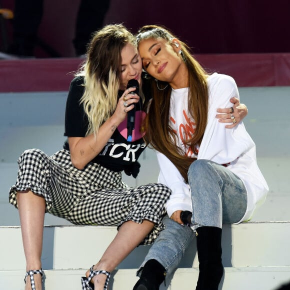 Ariana Grande se emocionou ao cantar ao lado da amiga, Miley Cyrus