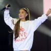 'O amor e união são o remédio que o mundo precisa', disse Ariana Grande em um discurso emocionante