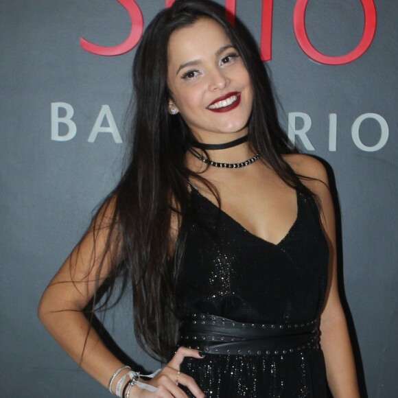 'Graças ao coração, que a razão da minha vida me deixou! Graças à você eu sou mais coração, mãezinha. Vou sempre te exaltar em cada passo meu, por que eu sei que é você ao lado de Deus que está fazendo tudo isso acontecer. Eu te amo além da vida!', acrescentou Emilly, campeã do 'BBB17'