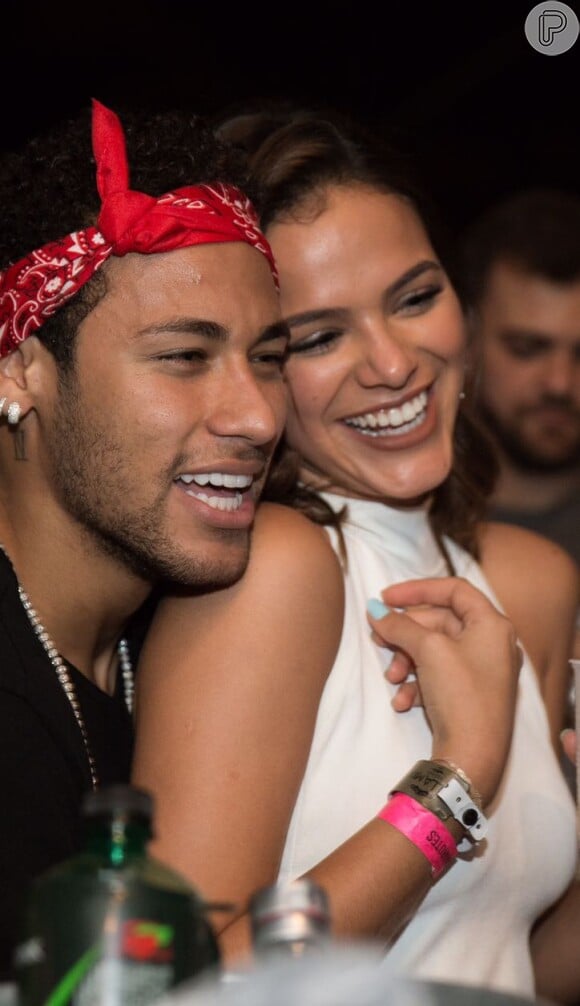 Bruna Marquezine não fala sobre sequências quentes na TV com o namorado, Neymar