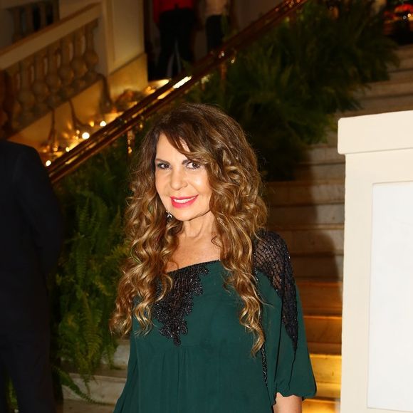 Elba Ramalho criticiou a presença de artistas sertanejos em festa de São João