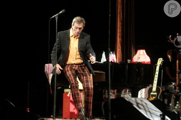Com roupa despojada, Hugh Laurie, de 'House', faz o primeiro show da turnê no Brasil