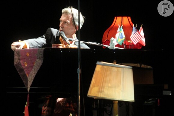 Hugh Laurie, de 'House', faz show animado na primeira apresentação da turnê no Brasil