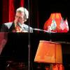 Hugh Laurie, de 'House', toca piano em sua primeira apresentação da turnê no Brasil