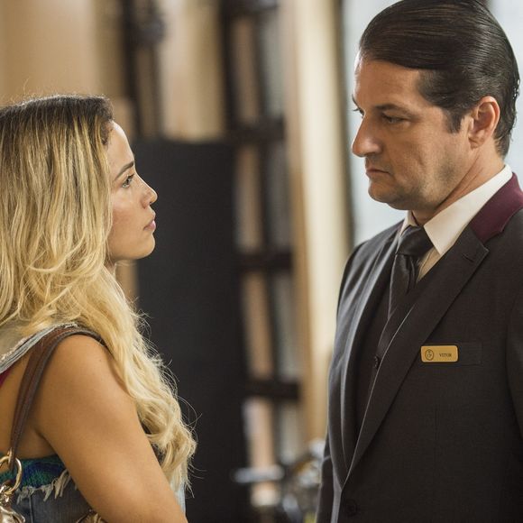 Malagueta (Marcelo Serrado) se preocupa ao saber que Sandra Helena (Nanda Costa) usou o dinheiro do roubo para fazer compras, no capítulo que vai ao ar terça-feira, dia 13 de junho de 2017, na novela 'Pega Pega'