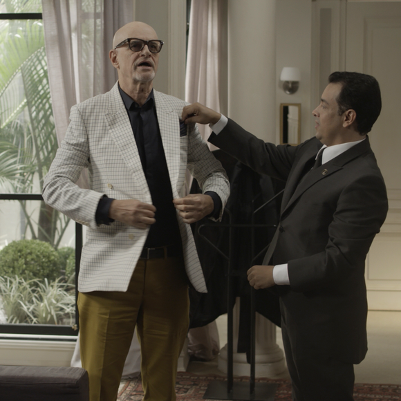 Pedrinho (Marcos Caruso) deixa o hotel e é aplaudido pelas pessoas hospedadas no estabelecimento, no capítulo que vai ao ar quarta-feira, dia 14 de junho de 2017, na novela 'Pega Pega'