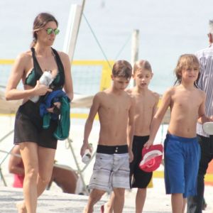 Fernanda Lima passeia com gêmeos, Francisco e João, de 9 anos, nesta segunda-feira, dia 05 de junho de 2017