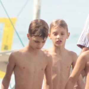 Fernanda Lima se diverte ao ir à praia com os filhos gêmeos, Francisco (de bermuda branca) e João (de preto)