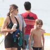Francisco e João, de 9 anos, foram à praia com a mãe, Fernanda Lima, e um amigo