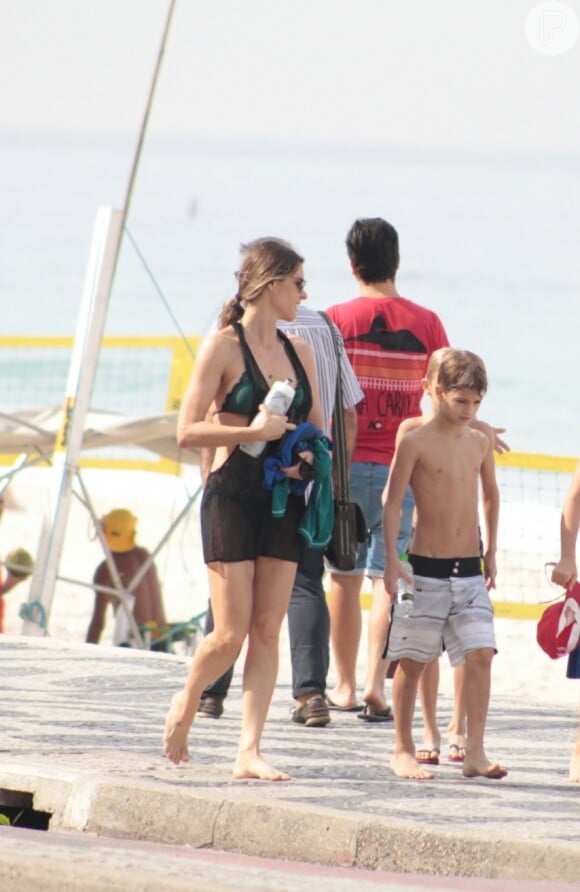Francisco e João, de 9 anos, foram à praia com a mãe, Fernanda Lima, e um amigo