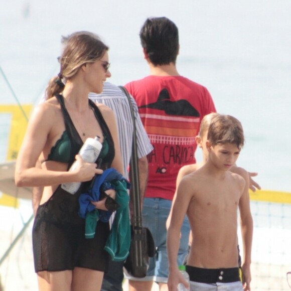 Francisco e João, de 9 anos, foram à praia com a mãe, Fernanda Lima, e um amigo