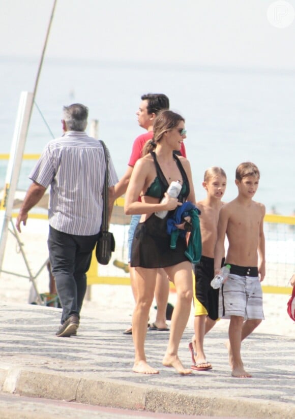 Fernanda Lima conversa com os filhos a caminho da praia do Leblon, no Rio de Janeiro