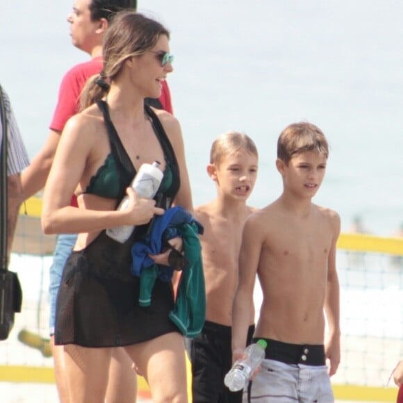 Fernanda Lima conversa com os filhos a caminho da praia do Leblon, no Rio de Janeiro
