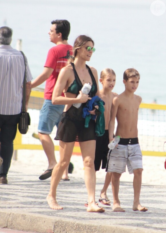 Fernanda Lima e filhos, Francisco e João, caminham pela orla do Leblon, no Rio de Janeiro