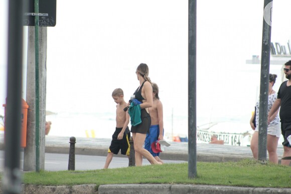Fernanda Lima passeia com gêmeos, Francisco e João, de 9 anos