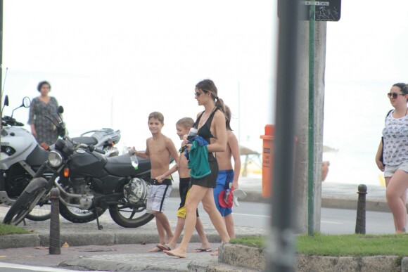 Francisco e João, de 9 anos, se divertem ao deixar praia com a mãe, Fernanda Lima