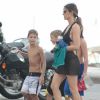 Fernanda Lima deixa praia com filhos, Francisco e João, de 9 anos, e um amigo dos dois