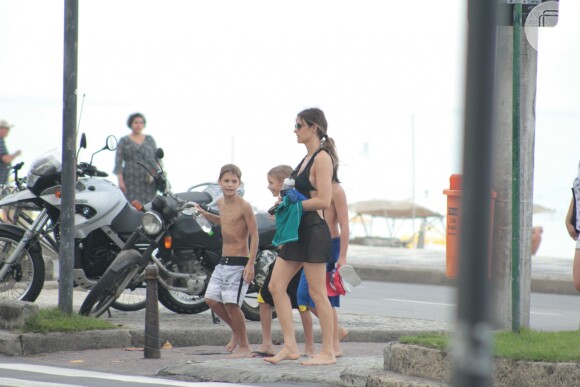 Fernanda Lima deixa praia com filhos, Francisco e João, de 9 anos, e um amigo dos dois