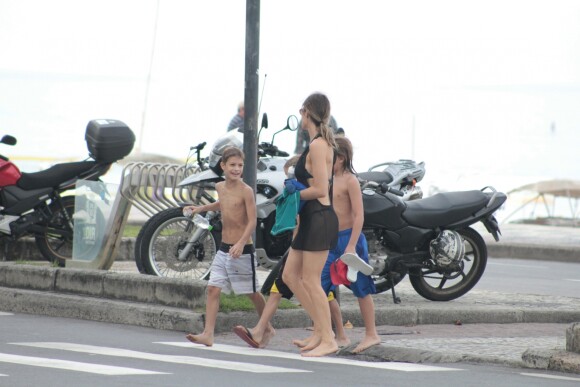Com saída de praia transparente, Fernanda Lima passeia com gêmeos, Francisco e João, no Leblon