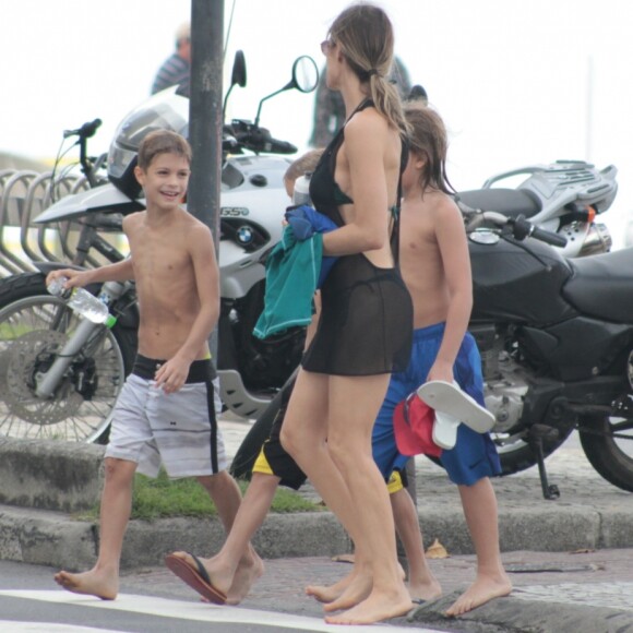 Com saída de praia transparente, Fernanda Lima passeia com gêmeos, Francisco e João, no Leblon