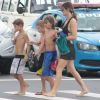 Fernanda Lima e os filhos gêmeos, Francisco e João, foram juntos à praia