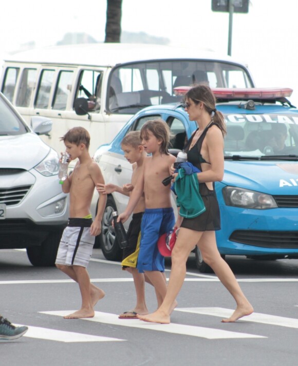 Fernanda Lima e os filhos gêmeos, Francisco e João, foram juntos à praia