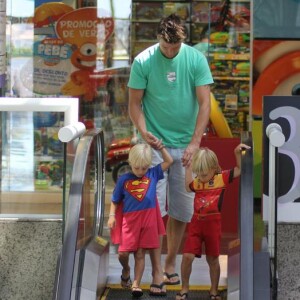 Os gêmeos João e Francisco em passeio com o pai, Rodrigo Hilbert, em shopping do Rio quando tinham apenas 4 anos