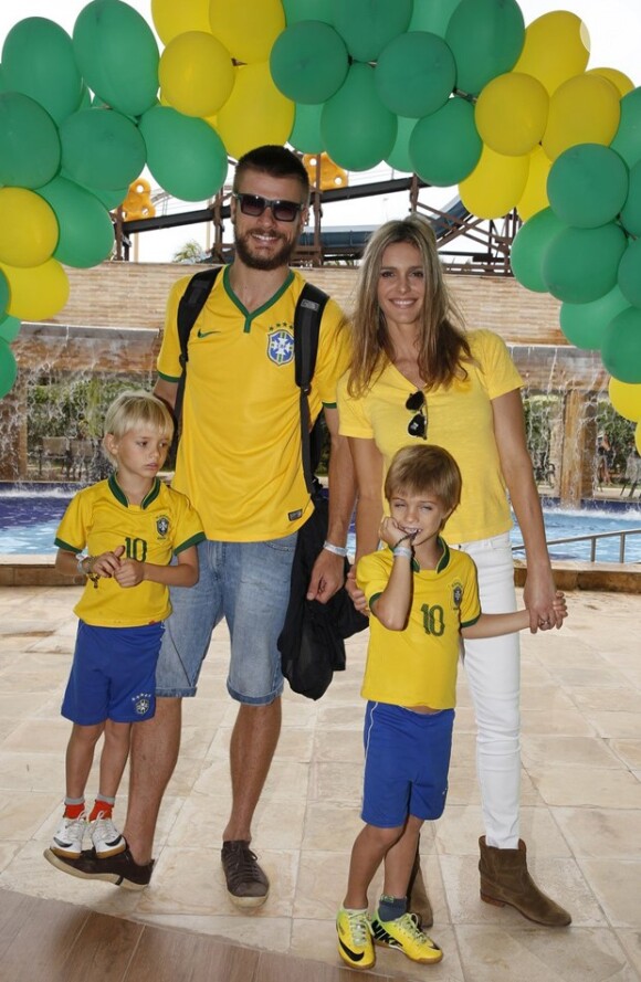 Em 2014, João e Francisco posaram com os pais, Rodrigo Hilbert e Fernanda Lima, em evento durante a Copa do Mundo