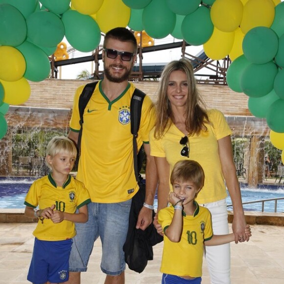 Em 2014, João e Francisco posaram com os pais, Rodrigo Hilbert e Fernanda Lima, em evento durante a Copa do Mundo