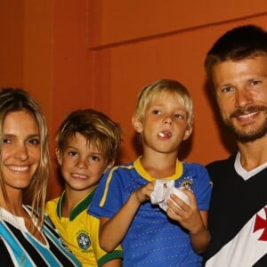 Os irmãos de Fernanda Lima e Rodrigo Hilbert, João e Francisco, no aniversário de 6 anos, com o tema futebol